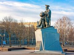 Памятник В. И. Вернадскому (г. Тамбов)