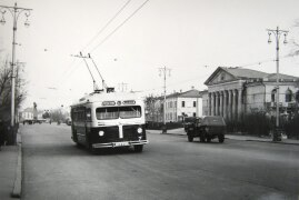 ТРОЛЛЕЙБУС ТАМБОВСКИЙ (Первый троллейбус на улицах Тамбова, ул. Интернациональная. Фото 1955 г.)